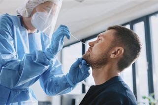 Očkovaní lidé musí být znovu testováni. Nová data odhalují, že chrání jen sebe, nikoliv okolí - Mix24.cz